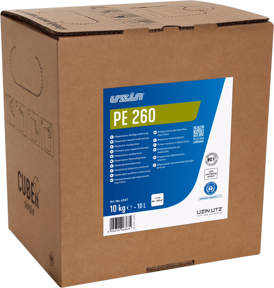 UZIN_Dummy_PE 260-10kg CUBE_2024-06 Smeđi valoviti kartonski sanduk s velikom plavo-zelenom naljepnicom na kojoj piše "PE 260". Naljepnica sadrži UZIN logo, naziv proizvoda, višejezični opis koji navodi disperzivni višefunkcijski temelj, sadržaj '10 kg ≈ 10 L', broj artikla, barkod, informacije o pokrivenosti i certifikacijske oznake. Na bočnoj strani nalaze se piktogrami za rukovanje i natpis 'CUBEit simple'. Fotografija prikazuje prednju stranu kutije, gornju klapnu i dio bočne ploče na bijeloj pozadini.