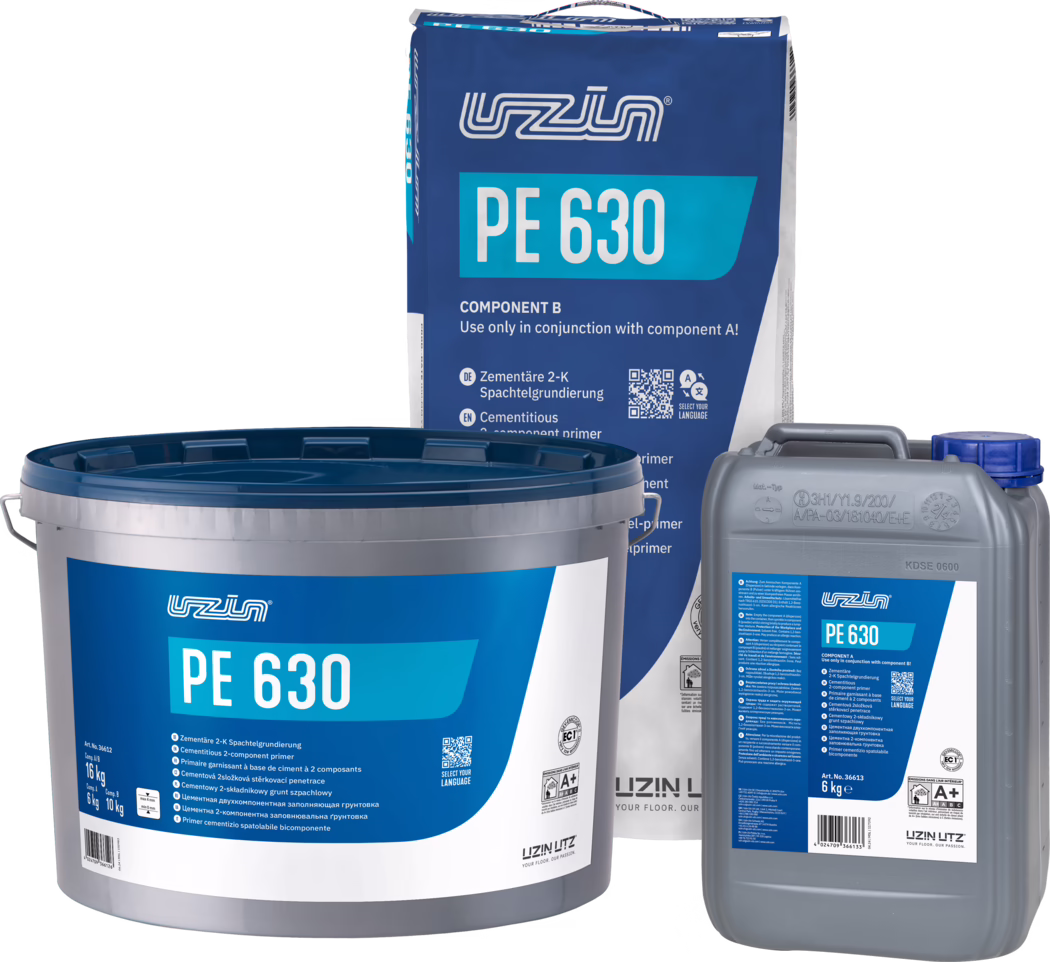 UZIN_Dummy_PE 630-set_2024-12 Studijska fotografija prajmera UZIN PE 630 u plavo-bijelom pakiranju: veliki plastični kantić, papirnata vrećica s natpisom 'PE 630 Component B' i sivi kanister. Naljepnice prikazuju naziv proizvoda, logotip marke, ikone za rukovanje i oznake težine; prajmer je opisan kao cementni dvoslojni podloga za pripremu podova. Bijela pozadina, jasno osvjetljenje i oštar fokus.