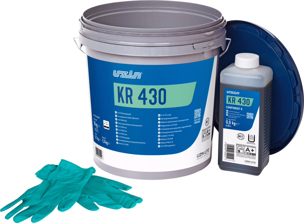 UZIN_Dummy_KR 430-8kg_2025-07 Veliko sivo plastično kantu s plavo-zelenom etiketom 'KR 430', uz manju bocu označenu 'KR 430 Component B' i par tirkiznih jednokratnih rukavica; pakiranje za dvokomponentno poliuretansko ljepilo.