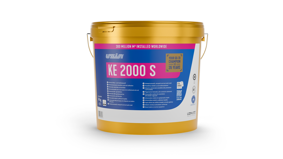 Ein goldener Klebstoff Eimer mit der Aufschrift KE 2000 S mit Produktinformationen, dem Markennamen UZIN und einem Werbetext, der auf die 300 Millionen weltweit verlegten m² und die Tatsache hinweist, dass Sie seit über 35 Jahren die Nummer 1 sind.